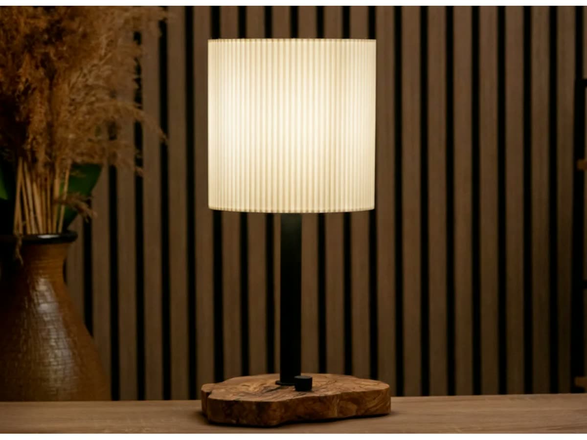 Původní interiérová fotka stolní lampy